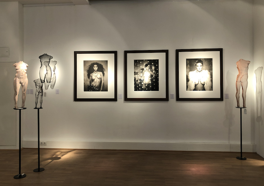 Figurative Kunst mit Photographien in einer Ausstellung 2019