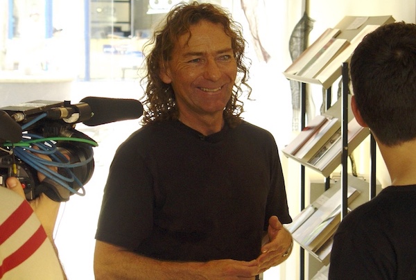 Sculptor explaininge while giving in an interview how to make body sculptures