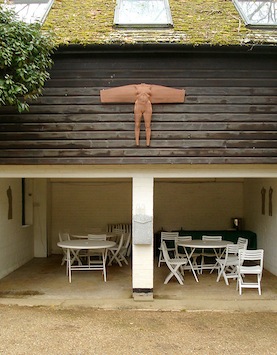 Wire-Mesh angel sculpture by David Begbie