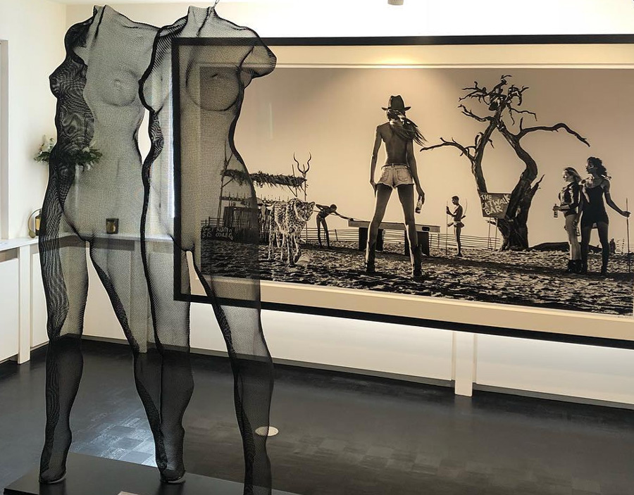 Art gallery exhibiting mesh sculpture by artist David Begbie 
